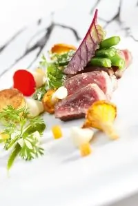 Антрекот с зеленой фасолью и соусом из абрикосов и кинзы