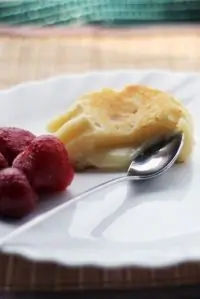 Белый фондан с клубникой