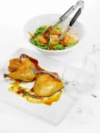 Глазированная в меду курица с салатом из латука, романо, пекинской капусты и кимчи