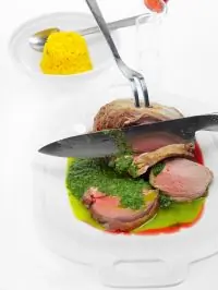 Баранья нога с зеленым соусом