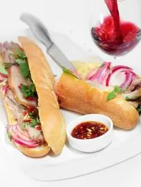 Сэндвич на маленьком багете со свиной брюшиной и маринованным луком