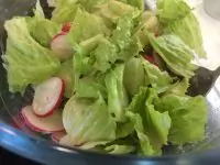 Салат из романо, редиса и огурца с тахинной заправкой