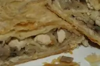Слоеный рулет с курицей и грибами