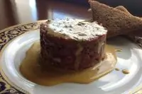 Тартар из говядины с заправкой винегрет из желтков