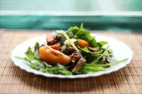 Салат с абрикосами и помидорами черри