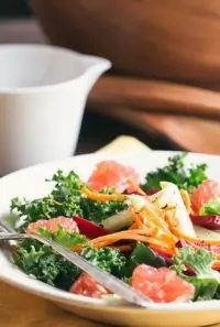 Салат из цикория и грейпфрута с медово-бальзамической заправкой