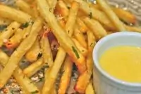 Картофель фри с чесноком и красным перцем