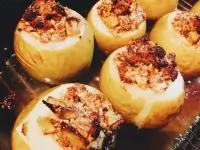 Яблоки печеные с грецкими орехами и медом