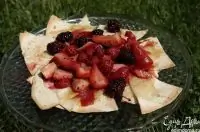 Сладкая тортилья с клубникой, малиной и ежевикой