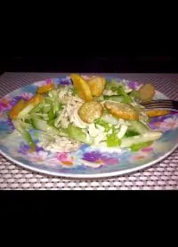 Хрустящий салат с курицей, красным луком и сухариками