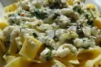 Паппарделле с соусом из белой рыбы, рокфора и шпината