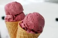 Ягодное мороженое в вафельном рожке