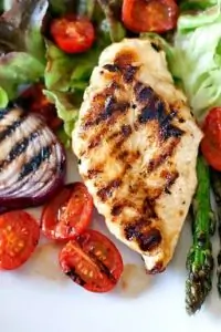 Грудка курицы на гриле с овощами