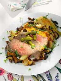 Пряная говядина с печеной молодой капустой и морковным машем