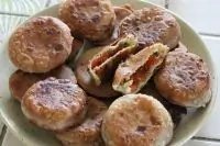 Пирожки с помидорами, творогом и козьим сыром