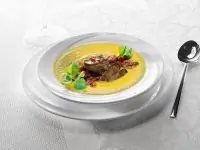 Морковный суп ­велюте с печенью ­цесарки