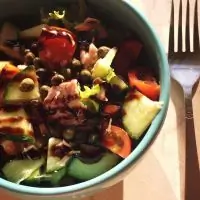 Салат с тунцом и каперсами