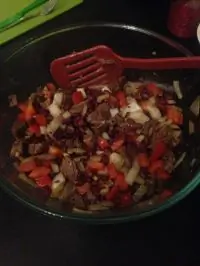 Салат из фасоли, говядины, перца и лука