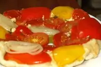 Овощной тарт с помидорами, болгарским перцем, луком