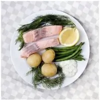 Вареный лосось с овощами по шведски