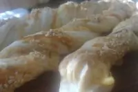 Слоеные спиральки с колбасой и сыром