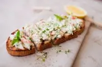Брускетта с крабом