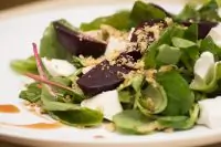 Салат с запеченной свеклой, сыром фета и соусом наршараб