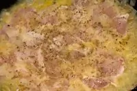 Курица с луком и горчичными зернами, тушеная в белом вине