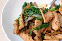 Жареная свинина с мангольдом