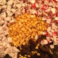 Салат из курицы с крабовыми палочками