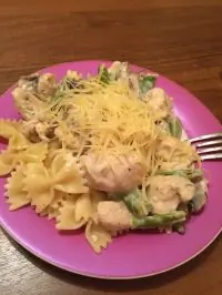 Паста с курицей и грибами в сливочном соусе