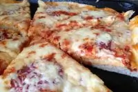 Воздушная пицца с салями и двумя видами сыра