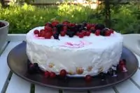 Ленивый торт-мороженое с фундуком и красной смородиной