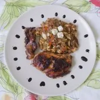 Хрустящая курочка в бальзамическом уксусе с гарниром из томатов с сыром фета