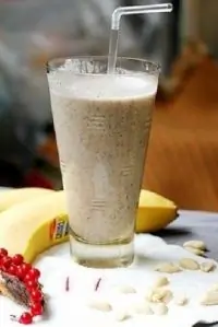 Молочный коктейль с творогом, бананами и порошком рожкового дерева