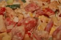 Нежный салат из курицы с овощами и сухариками