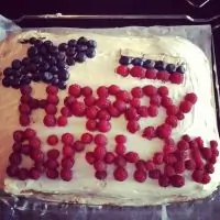 Бисквитный торт с фруктами и сметанным кремом