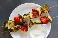 Вегетарианский кебаб с йогуртовым соусом