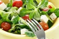 Летний салат с фетой и маслинами