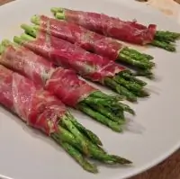 Жареная спаржа с хамоном