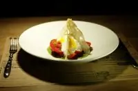 Помидоры, песто из рукколы и мусс из сметаны с творогом