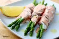 Закуска из спаржи с лососем