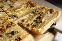 Открытый пирог с грушами и горгонзолой