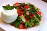 Салат с клубникой и огурцами