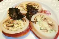 Кальмар, фаршированный грибами, яйцом и сыром