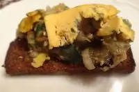 Средиземноморская баклажанная икра с сыром на тостах из черного хлеба