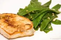 Натуральные свиные котлеты, фаршированные зеленым маслом с стручковым горошком