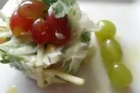 Капустный салат с виноградом