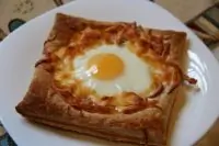 Яичница на слоеном тесте