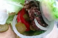 Гамбургер в листьях салата по ванкуверски